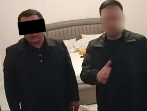 Andijon hokimi o‘rinbosari 50 ming dollar bilan ushlangani tasdiqlandi (video)