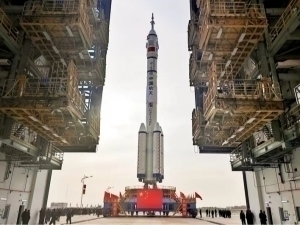 Xitoy 3 nafar astronavt va 4 ta sichqonni kosmosga uchirdi (video)