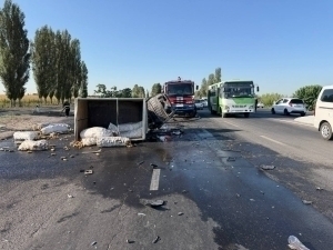Тошкент вилоятида 3 та автомобиль тўқнашиб, ёниб кетди