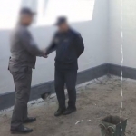 Pora evaziga qamoqxonaga telefon olib kirib bergan xodim ushlandi (video)