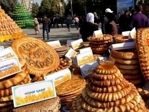 Кулчадан тортиб метрлаб узунликдаги нонгача: Тожикистонда нон қандай ёпилади?