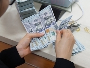 Кетма-кет кўтарилишдан сўнг доллар курси тушди