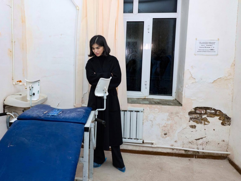 “Xonalarni zax bosgan”. Saida Mirziyoyeva Urgutdagi xaroba poliklinikaga bordi