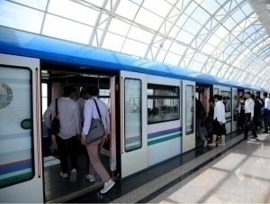 Тошкент метросида йўловчи вагон эшикларини ишдан чиқарди 