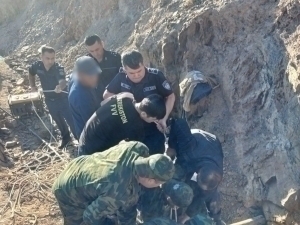Navoiyda quvurlarni ta’mirlayotgan ishchi qum bosib, vafot etdi (video)