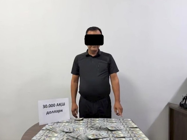 Aholini “tinchlantirish uchun” tadbirkordan $360 ming talab qilgan shaxs ushlandi (video)