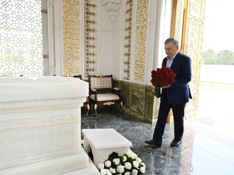 Mirziyoyev visits Islam Karimov’s mausoleum