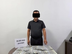 Aholini “tinchlantirish uchun” tadbirkordan $360 ming talab qilgan shaxs ushlandi (video)
