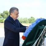 Мирзиёев Бакудаги Шаҳидлар хиёбонига борди