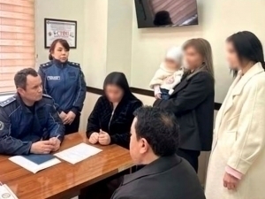 Фарзандини 7-қават деразасидан чиқариб, хавф остига қўйган она шифохонага юборилди (видео)