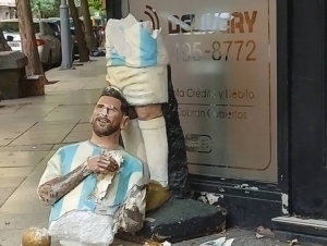 Аргентинада Мессининг ҳайкали бузиб ташланди