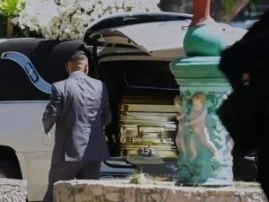 Narkobaron “El Mencho” oltin tobutda dafn qilindi