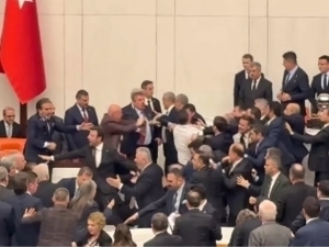 Туркия парламентида депутатлар яна муштлашиб кетди (видео)