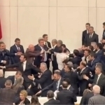 Turkiya parlamentida deputatlar yana mushtlashib ketdi (video)