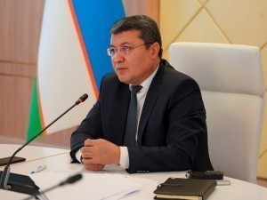 A physician who took a bribe of 500,000 sums was imprisoned for 5 years, while a governor who robbed public funds was imprisoned for 1 year. The Minister of Justice explained the situation