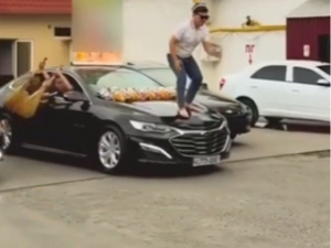 Toshkentda erkak trend olish uchun Malibu kapotida raqsga tushdi (video)