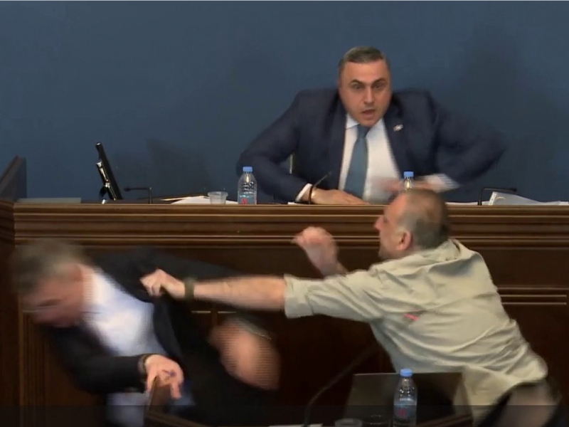 Грузия парламентида депутатлар муштлашиб кетди (видео)