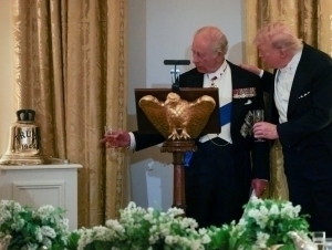 Чарльз III Трампга сувости кемасининг қўнғироғини совға қилди 