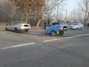 Moskvich splits in half in traffic accident in Fergana (video)