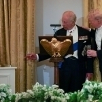 Charlz III Trampga suvosti kemasining qo‘ng‘irog‘ini sovg‘a qildi 