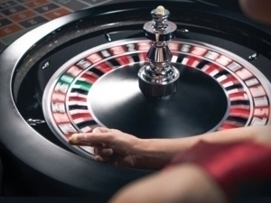 Woman was arrested for enticing her acquaintance with promises of winning in online gambling