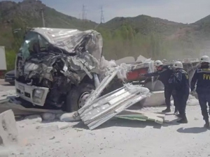 “Qamchiq”da boshqaruvni yo‘qotgan Isuzu majaqlanib ketdi (video)
