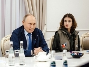 Путин бир йил ичида иккинчи марта Курскка борди