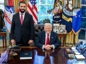 “Нечта хотининг бор?” Трамп аш-Шарани сийлади (видео)