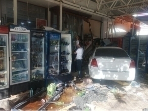 Lacetti crashes into a store in Samarkand