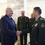 “Дунёдаги энг таниқли шахс”. Лукашенко Хитой Мудофаа вазирига “пахта қўйди”