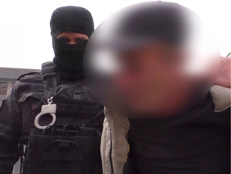 Uyatsiz videolarni tarqatish bilan “shantaj” qilgan erkak ushlandi (video)