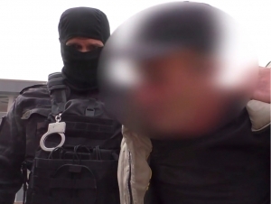 Уятсиз видеоларни тарқатиш билан “шантаж” қилган эркак ушланди (видео)