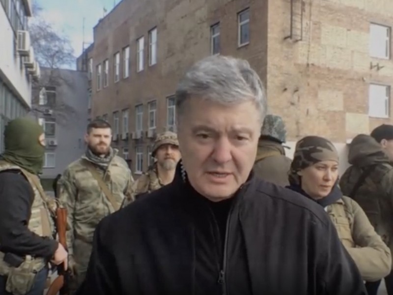 Poroshenko Kiyev ko‘chalarida qo‘lida qurol bilan ko‘rinish berdi