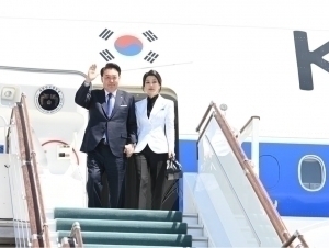 The President of South Korea arrives to Uzbekistan with his wife