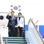 The President of South Korea arrives to Uzbekistan with his wife