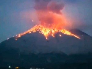 Yaponiyada Sakuradzima vulqoni otildi (video)