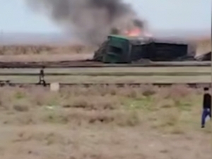 Тожикистонда юк поезди рельсдан чиқиб, ёниб кетди (видео)