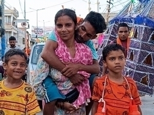 Hindistonda ayol nogiron erini yelkasida ko‘tarib 150 km yurdi (video)