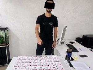 Hindistondan jo‘natilgan narkotikni pochtadan olayotgan shaxs ushlandi (video)