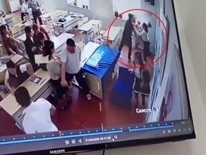 Сирдарёда 11-синф ўқувчиси қиз бола синфдошини калтаклади (видео)