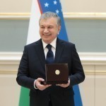 Mirziyoyev awards a group of young people with the “Kelajak bunyodkori” medal