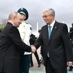 Putin Qozog‘istonda: To‘qayev uni dabdaba bilan kutib oldi (video)