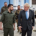 “Sen qahramonsan!”. Iste’foga chiqayotgan Jonson Zelenskiy bilan gaplashib oldi