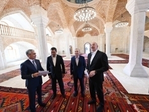 Mirziyoyev Shushadagi qadimiy masjidni ziyorat qildi