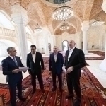 Mirziyoyev Shushadagi qadimiy masjidni ziyorat qildi