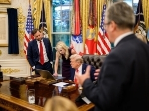 Трамп ўзига яқин 4 нафар ёрдамчисини совға билан сийлади