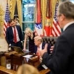 Трамп ўзига яқин 4 нафар ёрдамчисини совға билан сийлади