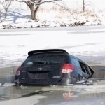 Mo‘g‘ulistonda avtomobil ko‘lga tushib ketdi. Qurbonlar bor