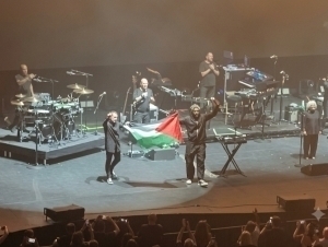 Konsertida Falastin bayrog‘ini ko‘targan musiqiy guruh taqiqqa uchradi