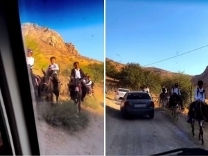 Samarqandda o‘quvchilar maktabga eshakda qatnamoqda (video)